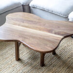 HARE – Table basse en noyer